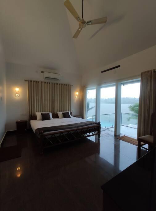 Riveria Portico - River Side 6 Bedroom Private Pool Bungalow North Paravur エクステリア 写真