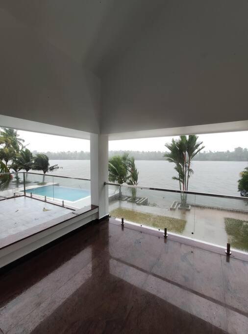 Riveria Portico - River Side 6 Bedroom Private Pool Bungalow North Paravur エクステリア 写真