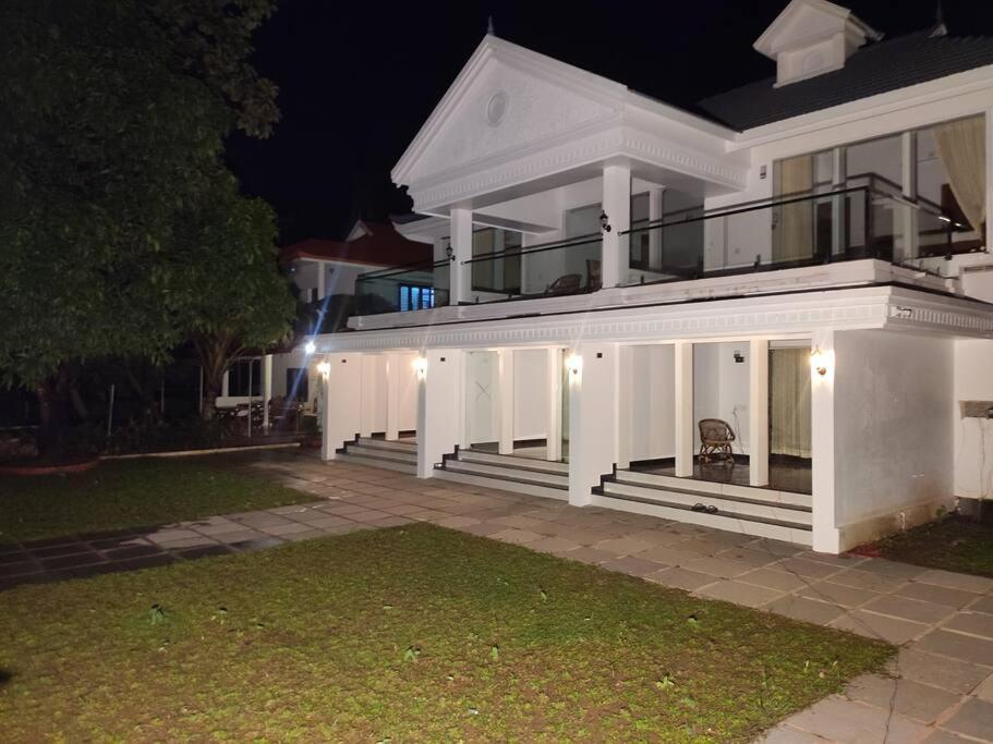Riveria Portico - River Side 6 Bedroom Private Pool Bungalow North Paravur エクステリア 写真