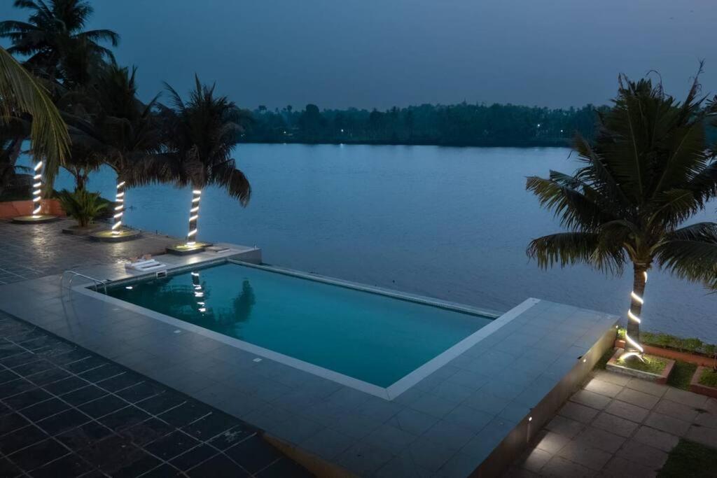 Riveria Portico - River Side 6 Bedroom Private Pool Bungalow North Paravur エクステリア 写真