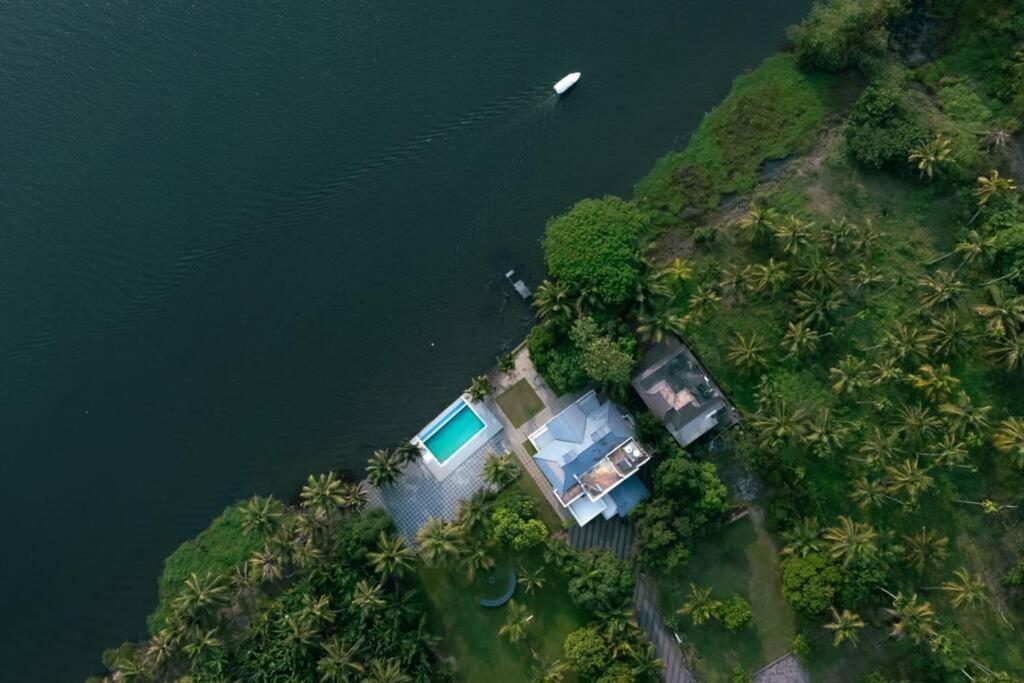 Riveria Portico - River Side 6 Bedroom Private Pool Bungalow North Paravur エクステリア 写真