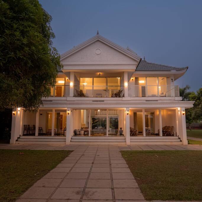 Riveria Portico - River Side 6 Bedroom Private Pool Bungalow North Paravur エクステリア 写真
