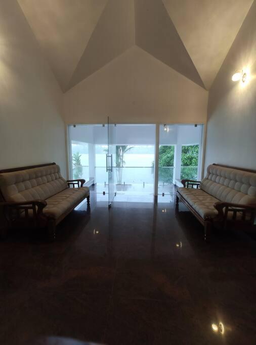 Riveria Portico - River Side 6 Bedroom Private Pool Bungalow North Paravur エクステリア 写真
