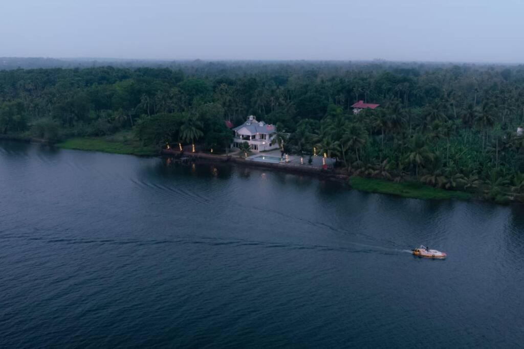 Riveria Portico - River Side 6 Bedroom Private Pool Bungalow North Paravur エクステリア 写真