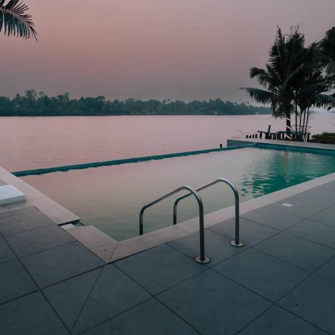 Riveria Portico - River Side 6 Bedroom Private Pool Bungalow North Paravur エクステリア 写真